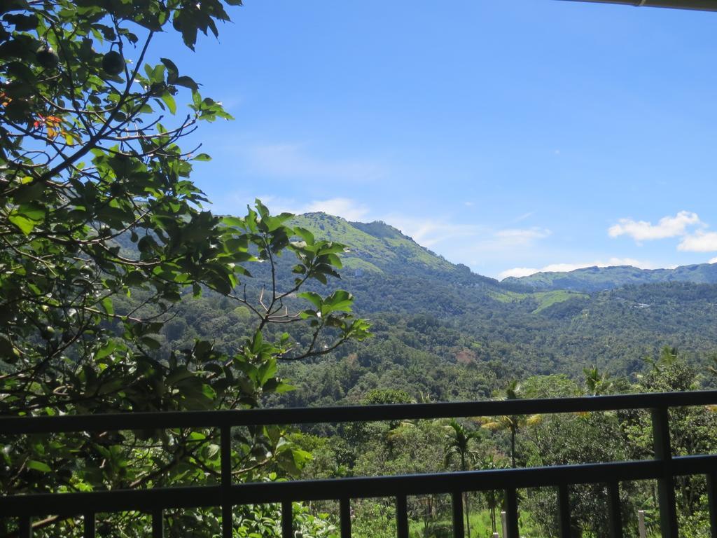Mistletoe Homestay & Cafe มุนนาร์ ภายนอก รูปภาพ