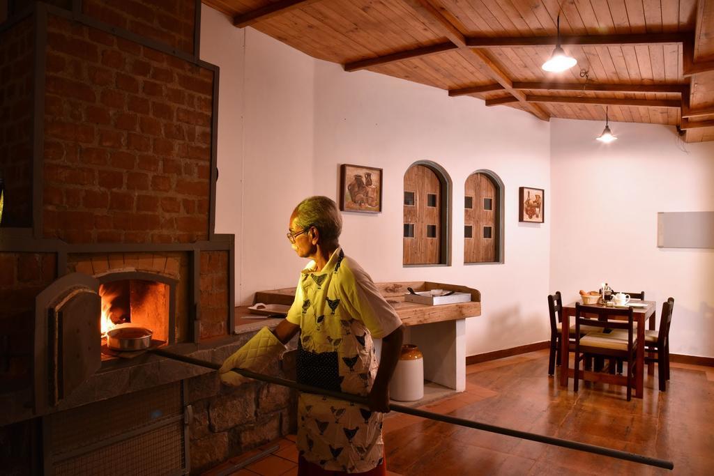 Mistletoe Homestay & Cafe มุนนาร์ ภายนอก รูปภาพ