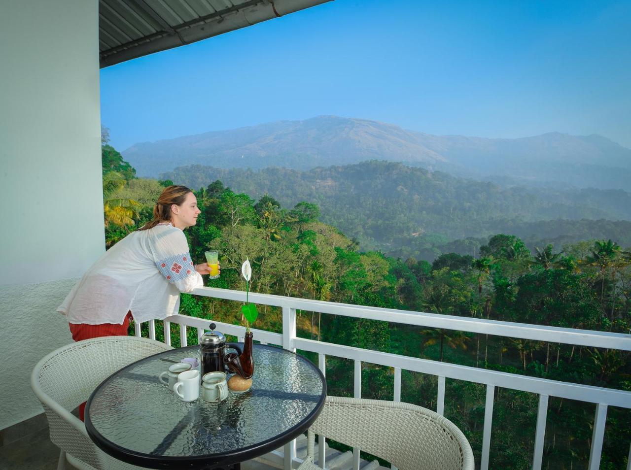 Mistletoe Homestay & Cafe มุนนาร์ ภายนอก รูปภาพ